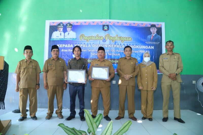 Bupati Lombok Tengah berikan penghargaan kepada Dua Kadus. Penyerahan dilakukan di Kantor Desa Ganti, Praya Timur. (Prokopim)