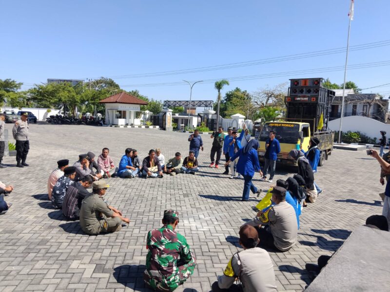 PMII Cabang Lombok Tengah gelar aksi demonstrasi di Gedung DPRD setempat (Ahmad Sakurniawan/Koran Mandalika)