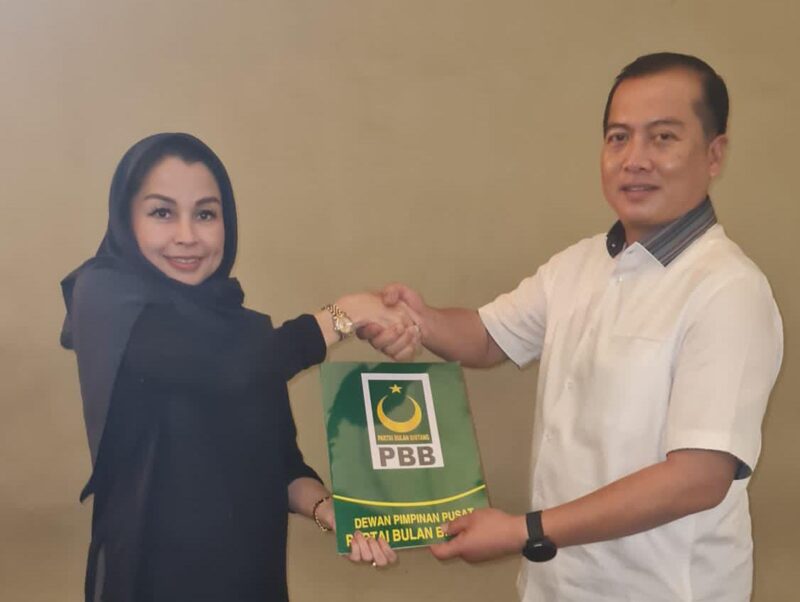 Wakil Bendahara Umum DPP PBB sekaligus Tim Desk Pilkada Ir. Silvia Rahmi menyerahkan Surat B1-KWK kepada Calon Gubernur NTB Dr H Lalu Muhamad Iqbal belum lama ini. (istimewa)