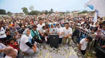 Tangis Haru Warga Lombok Barat di Pelukan Nurhidayah, Dapat Umrah Gratis