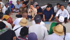 Puluhan warga hearing ke DPRD Lombok Tengah untuk meminta kejelasan terkait aturan batas sempadan pantai (Ahmad Sakurniawan/Koran Mandalika)