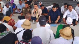 Puluhan warga hearing ke DPRD Lombok Tengah untuk meminta kejelasan terkait aturan batas sempadan pantai (Ahmad Sakurniawan/Koran Mandalika)