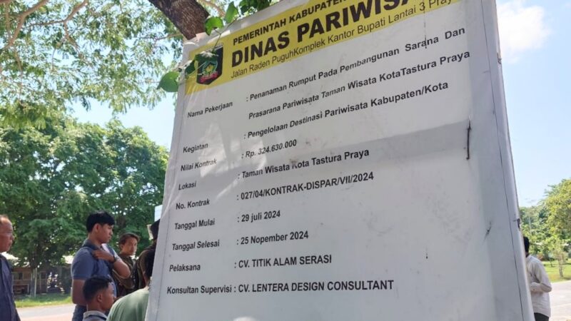 Plang pengerjaan proyek dari DAK untuk Taman Wisata Praya (Ahmad Sakurniawan/Koran Mandalika)