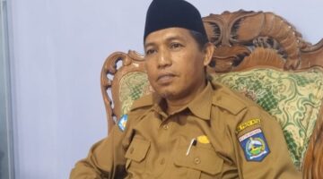 Kepala SMAN 1 Pringgarata Akhmad Husni (Erwin for Koran Mandalika)