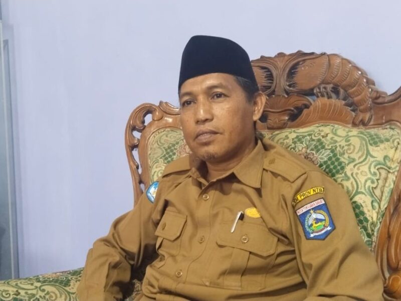 Kepala SMAN 1 Pringgarata Akhmad Husni (Erwin for Koran Mandalika)