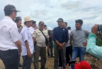 Komisi III DPRD Lombok Tengah meninjau kondisi jembatan Desa Kidang-Bangket Parak yang masih molor (Koran Mandalika)