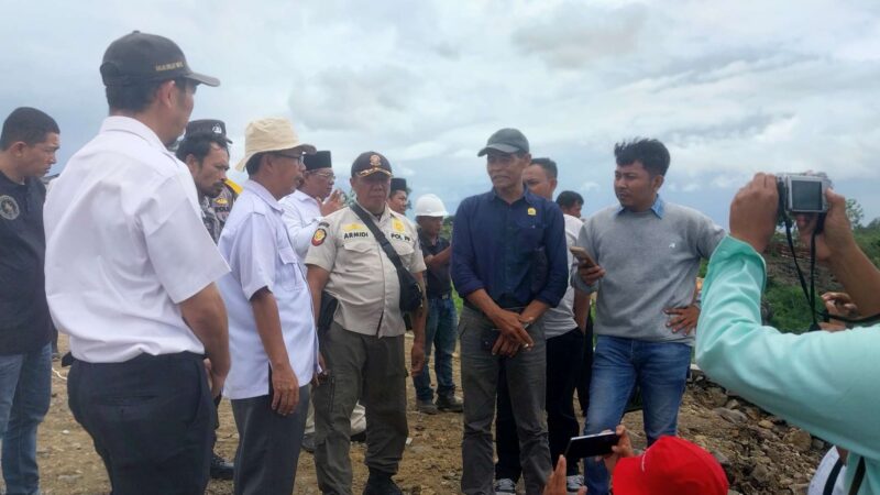 Komisi III DPRD Lombok Tengah meninjau kondisi jembatan Desa Kidang-Bangket Parak yang masih molor (Koran Mandalika)