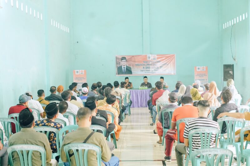 Wakil Ketua DPRD Lombok Tengah Haji Uhibbussa'adi saat melaksanakan reses di Aula Kantor Desa Tampak Siring, Kecamatan Batukliang. (dokumen pribadi untuk Koran Mandalika)