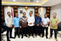 Gubernur NTB terpilih Lalu Iqbal saat foto bersama. Terdapat seorang ASN ikut berfoto di kantor kementerian itu (istimewa)