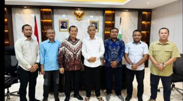 Gubernur NTB terpilih Lalu Iqbal saat foto bersama. Terdapat seorang ASN ikut berfoto di kantor kementerian itu (istimewa)