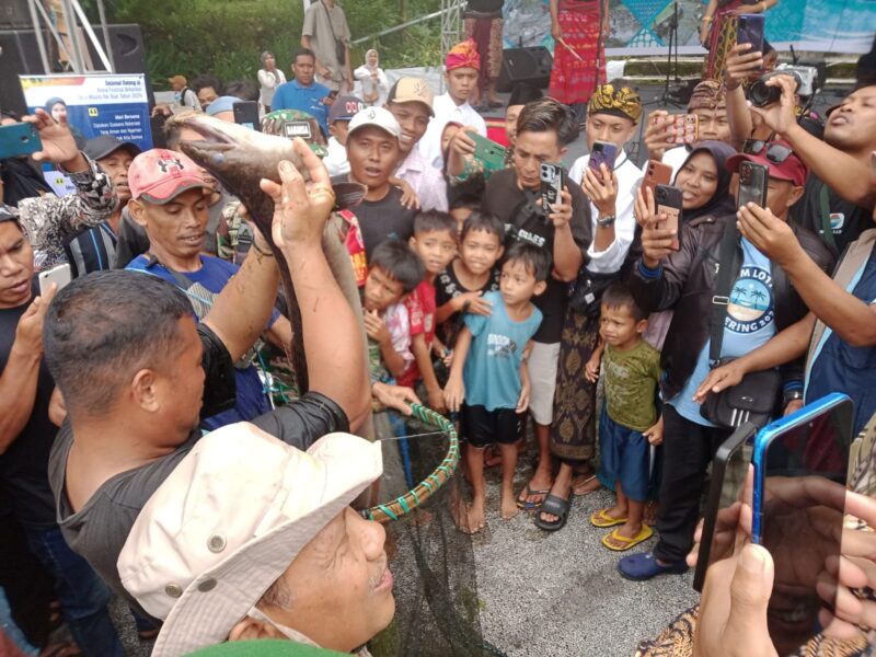 Seorang warga berhasil menangkap ikan tuna berukuran raksasa di Embung Aik Bual, Kecamatan Kopang (Ahmad Sakurniawan/ Koran Mandalika)