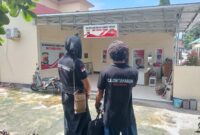 Abdul Halim (kiri) ditemani rekannya saat dipanggil Polres Lombok Tengah untuk dimintai keterangan atau klarifikasi (Ahmad Sakurniawan/Koran Mandalika)