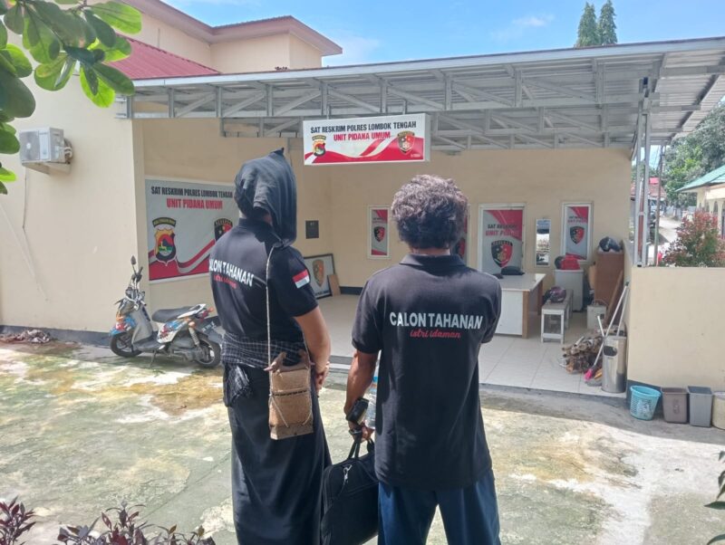 Abdul Halim (kiri) ditemani rekannya saat dipanggil Polres Lombok Tengah untuk dimintai keterangan atau klarifikasi (Ahmad Sakurniawan/Koran Mandalika)