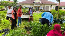 Siswa SLB Negeri 4 Lombok Tengah antusias menurunkan ratusan bibit pohon yang dibawa Portir Indonesia Internasional (Ahmad Sakurniawan/Koran Mandalika)