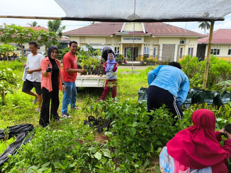 Siswa SLB Negeri 4 Lombok Tengah antusias menurunkan ratusan bibit pohon yang dibawa Portir Indonesia Internasional (Ahmad Sakurniawan/Koran Mandalika)