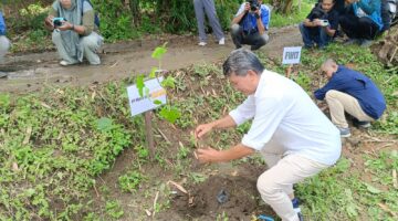 Direktur PT Mitra Alam Lalu Fathurrahman bersama wartawan tanam seribuan pohon di Desa Wisata Selong Belanak (istimewa)