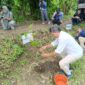 Direktur PT Mitra Alam Lalu Fathurrahman bersama wartawan tanam seribuan pohon di Desa Wisata Selong Belanak (istimewa)