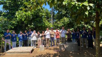 Mahasiswa KKN Unram di Desa Setiling saat launching instalasi biogas (istimewa)