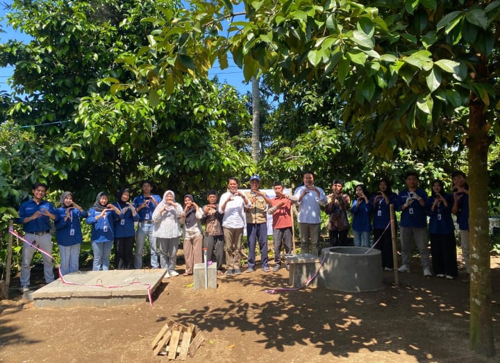 Mahasiswa KKN Unram di Desa Setiling saat launching instalasi biogas (istimewa)