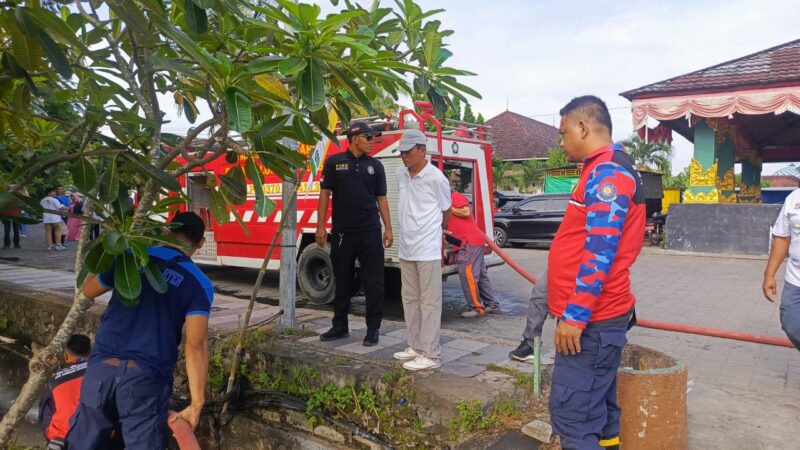 Cegah Warganya Kena DBD, Bupati Bersihkan Sampah Taman Tastura (Ahmad Sakurniawan/Koran Mandalika)