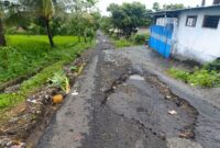 Kondisi jalan kabupaten yang berada tidak jauh dari rumah Bupati Lombok Tengah Lalu Pathul Bahri (Ahmad Sakurniawan/Koran Mandalika)