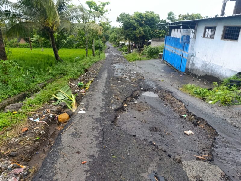 Kondisi jalan kabupaten yang berada tidak jauh dari rumah Bupati Lombok Tengah Lalu Pathul Bahri (Ahmad Sakurniawan/Koran Mandalika)