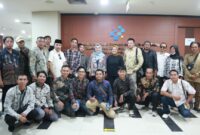 Foto bersama pihak Kementerian Komdigi, Sekwan DPRD Loteng, dan insan pers (Lukman untuk Koran Mandalika)