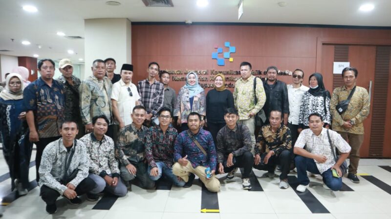 Foto bersama pihak Kementerian Komdigi, Sekwan DPRD Loteng, dan insan pers (Lukman untuk Koran Mandalika)