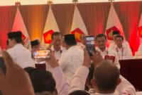 Gubernur NTB Terpilih Dr H Lalu Muhamad Iqbal menerima KTA khusus partai dari Ketua Umum Partai Gerindra H Prabowo Subianto.  (Istimewa)