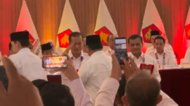 Gubernur NTB Terpilih Dr H Lalu Muhamad Iqbal menerima KTA khusus partai dari Ketua Umum Partai Gerindra H Prabowo Subianto.  (Istimewa)