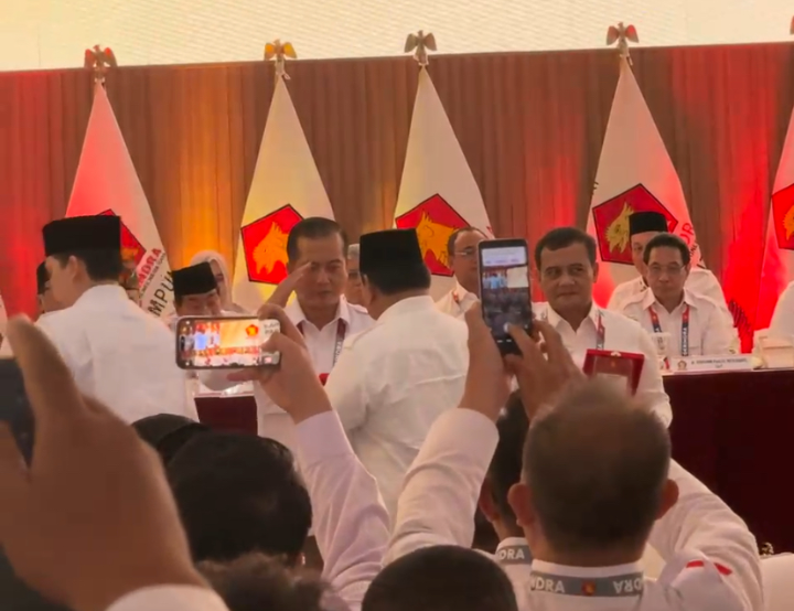 Gubernur NTB Terpilih Dr H Lalu Muhamad Iqbal menerima KTA khusus partai dari Ketua Umum Partai Gerindra H Prabowo Subianto.  (Istimewa)