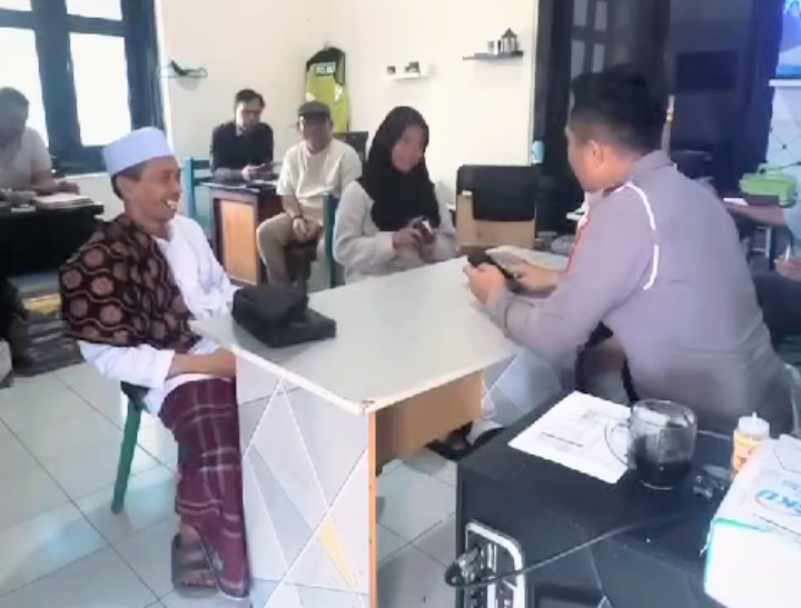 Pelanggar lalu lintas saat disuruh mengaji (tangkapan layar)