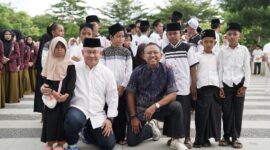 Foto bersama pihak ITDC dengan santri di wilayah penyangga KEK Mandalika (ITDC)