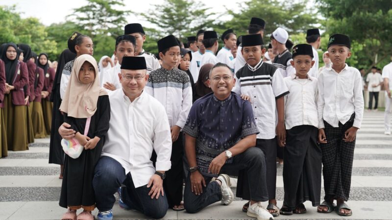 Foto bersama pihak ITDC dengan santri di wilayah penyangga KEK Mandalika (ITDC)