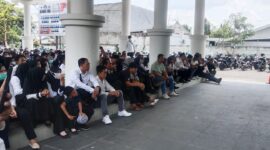 Ratusan calon PPPK menuntut SK segera diterbitkan sebelum Oktober 2025 (Ahmad Sakurniawan/Koran Mandalika)