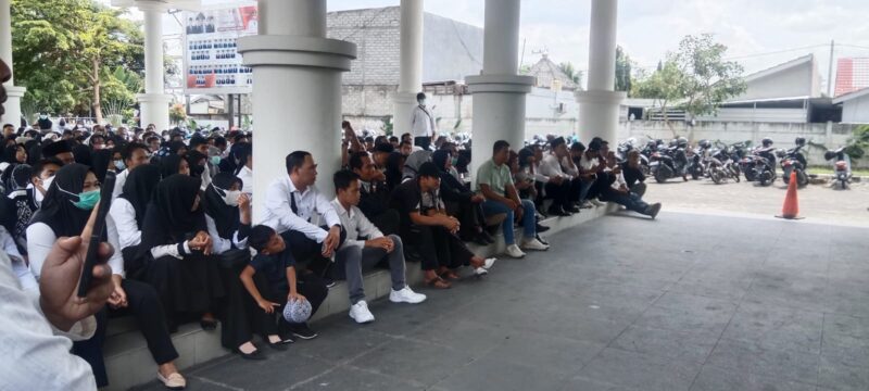 Ratusan calon PPPK menuntut SK segera diterbitkan sebelum Oktober 2025 (Ahmad Sakurniawan/Koran Mandalika)