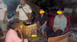 Penggerebekan jual miras di dekat Masjid Agung Praya, Lombok Tengah (Ahmad Sakurniawan/Koran Mandalika)