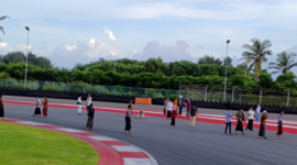 Warga sekitar Sirkuit Mandalika ngabuburit sambil menikmati keindahan Sirkuit Mandalika 