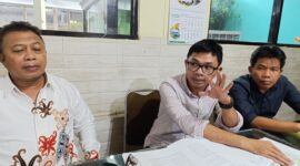 Kuasa Hukum Sudin, Yudian Sastrawan dan Mahayudin (kanan) serta General Manager PT Bumbang Citra Nusa (BCN), Lalu Satriawardi (kiri) saat gelar konferensi pers di Praya (Ahmad Sakurniawan/Koran Mandalika)