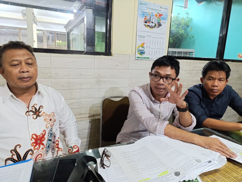 Kuasa Hukum Sudin, Yudian Sastrawan dan Mahayudin (kanan) serta General Manager PT Bumbang Citra Nusa (BCN), Lalu Satriawardi (kiri) saat gelar konferensi pers di Praya (Ahmad Sakurniawan/Koran Mandalika)
