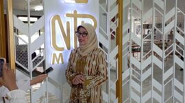 Ketua Dewan Kerajinan Nasional Daerah (Dekranasda) Nusa Tenggara Barat (NTB) Sinta Agathia Iqbal melakukan peninjauan produk UMKM di NTB Mall, Mataram (Achmad Chumaidi)