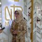 Ketua Dewan Kerajinan Nasional Daerah (Dekranasda) Nusa Tenggara Barat (NTB) Sinta Agathia Iqbal melakukan peninjauan produk UMKM di NTB Mall, Mataram (Achmad Chumaidi)