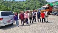 Setelah menandatangani Peraturan Gubernur (Pergub) tentang tes PCR ternak dapat dilakukan di NTB, Pemprov NTB dihadapkan dengan antrean ternak di Pelabuhan Gili Mas, Lombok Barat. (Istimewa)