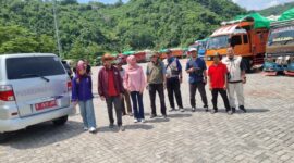 Setelah menandatangani Peraturan Gubernur (Pergub) tentang tes PCR ternak dapat dilakukan di NTB, Pemprov NTB dihadapkan dengan antrean ternak di Pelabuhan Gili Mas, Lombok Barat. (Istimewa)