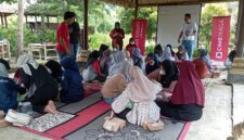 Komunitas Kejar Mimpi Mataram kolaborasi dengan Komunitas Gelisah menggelar pelatihan pembuatan sabun eco-enzyme yang memanfaatkan limbah dari kulit buah dan sayur sebagai bahan utama (Ahmad Chumaidi)