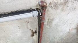 pipa milik Haerudin putus akibat kesalahan teknis saat bermain bersama anaknya. Haerudin yang awam dengan perpipaan lantas kebingungan. (HAERUDIN)