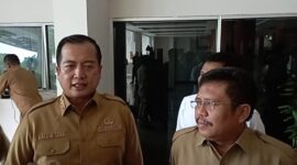 Gubernur NTB Lalu Muhamad Iqbal dan Bupati Lombok Barat Lalu Ahmad Zaini usai menggelar rapat mencari solusi TPA Kebon Kongok yang penuh (Ahmad Chumaidi/Koran Mandalika)