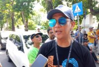 Koordinator aksi, Rudy mengatakan di dalam revisi Peraturan Menteri Perhubungan (Permenhub) nomor 266 dan 1001 dikatakan potongan aplikator sebanyak 15% plus 5% (Ahmad Chumaidi/Koran Mandalika)