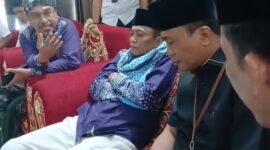 Diskusi terkait masalah ditundanya keberangkatan Bupati Lombok Tengah Lalu Pathul Bahri bersama Kepala Kanwil Kemenag NTB Zamroni Aziz (istimewa)