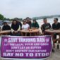 Warga di Pantai Tanjung Aan menolak keras rencana penggusuran yang dilakukan PT ITDC. Mereka mengaku sejauh ini sudah sejahtera dari mengasi rezeki di pantai tersebut. (Ahmad Sakurniawan/Koran Mandalika)